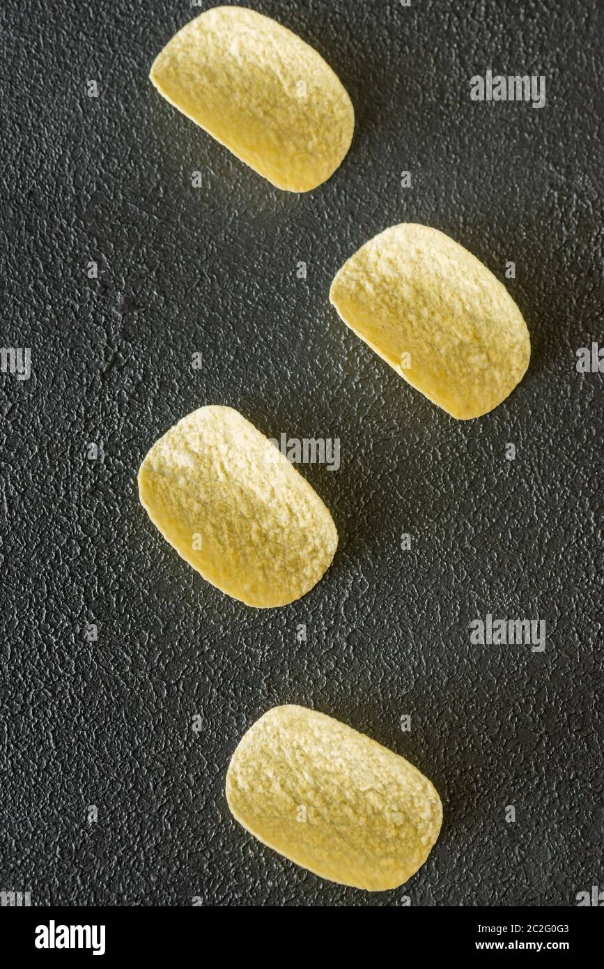 Partie de croustilles de pommes de terre sur le fond sombre Banque D'Images