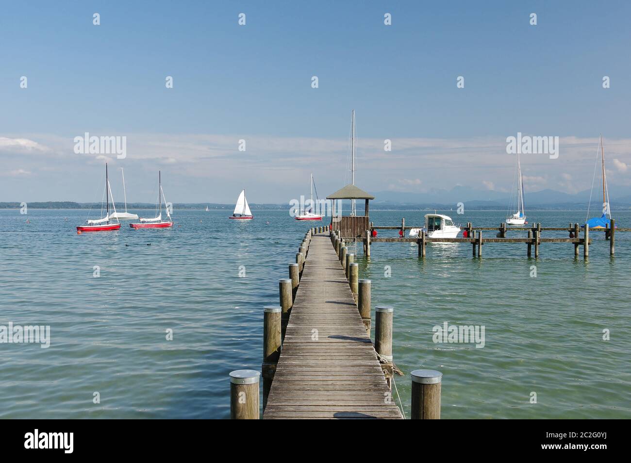 Chiemsee avec bateaux à voile, jetée et Alpes, Gstadt, haute-Bavière, Allemagne Banque D'Images