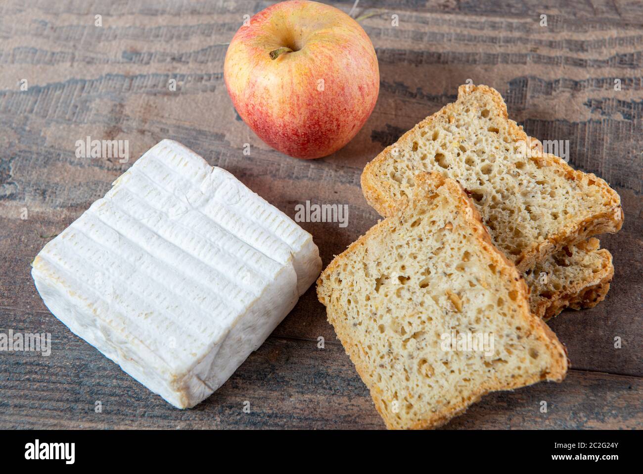 Un fromage français de normandie de Pont Eveque avec du pain et de la pomme Banque D'Images