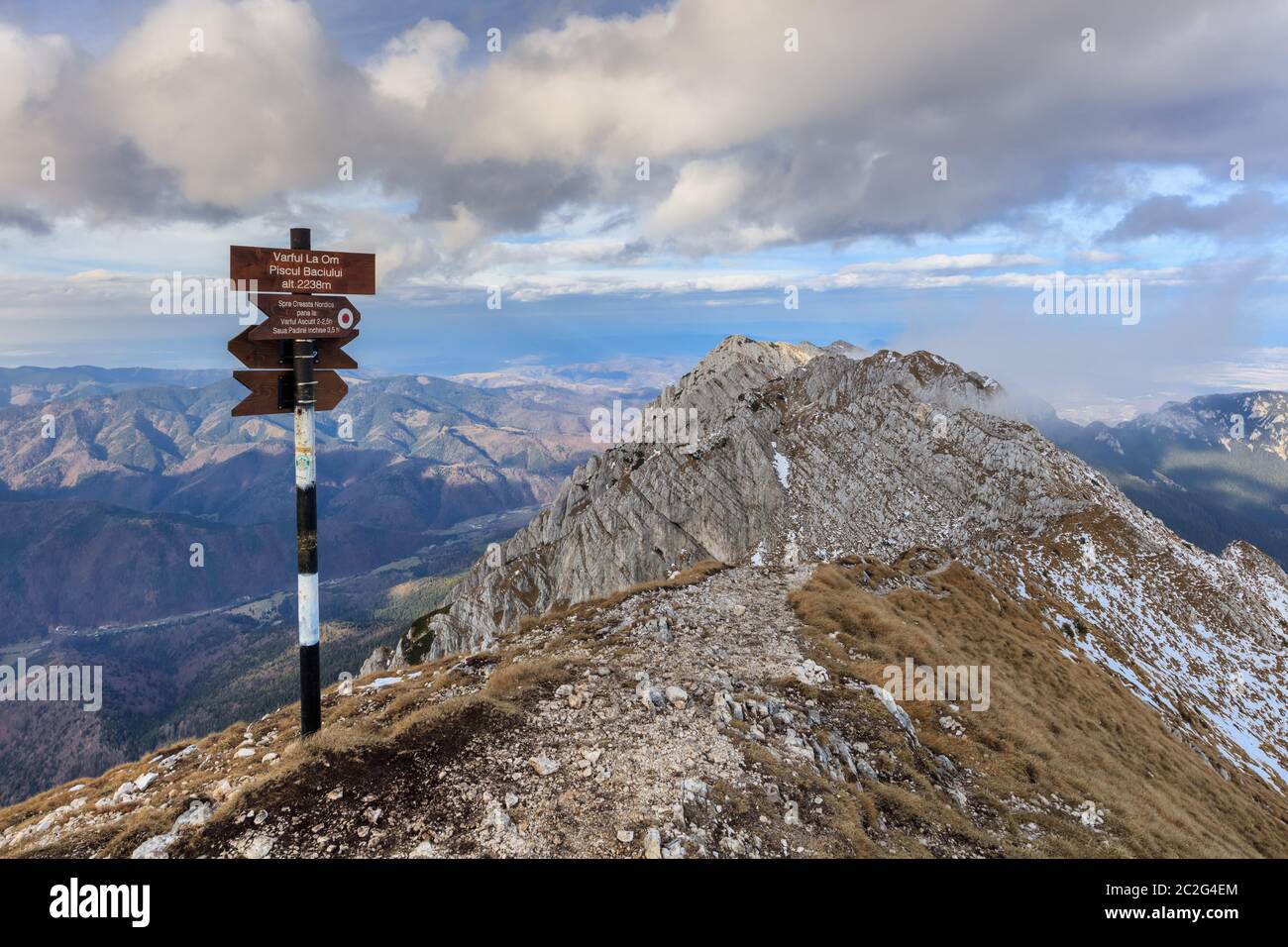 La om Peak (Piscul Baciului) 2238m. Les montagnes Piatra Craiului, Roumanie Banque D'Images