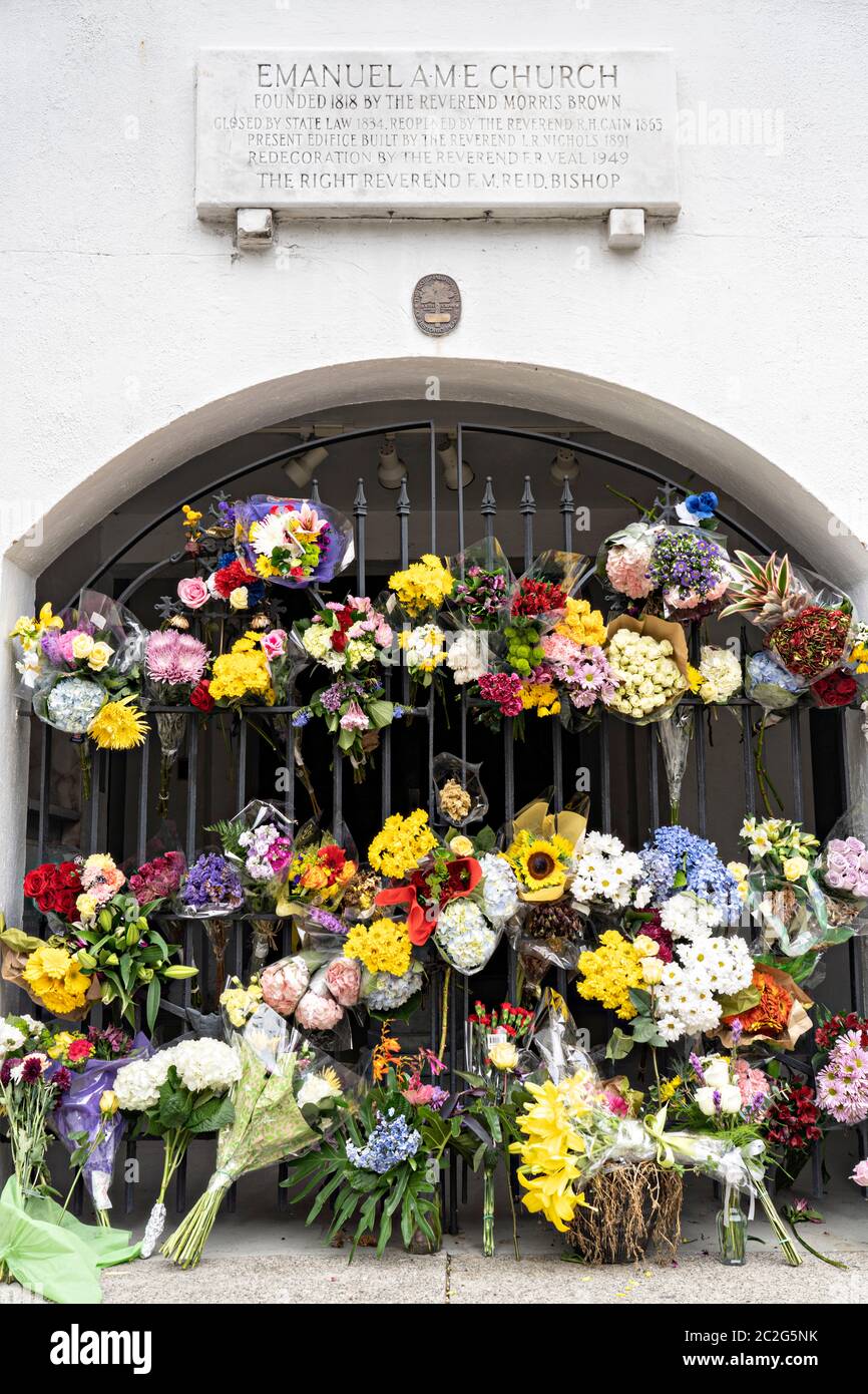Charleston, États-Unis. 17 juin 2020. Fleurs laissées à la porte de l'église épiscopale méthodiste africaine mère Emanuel à l'occasion du 5e anniversaire de la fusillade de masse le 17 juin 2020 à Charleston, en Caroline du Sud. Neuf membres de l'église historique afro-américaine ont été abattus par un suprêmaciste blanc lors de l'étude de la bible le 17 juin 2015. Crédit : Richard Ellis/Alay Live News Banque D'Images Charleston, États-Unis. 17 juin 2020. Fleurs laissées à la porte de l'église épiscopale méthodiste africaine mère Emanuel à l'occasion du 5e anniversaire de la fusillade de masse le 17 juin 2020 à Charleston, en Caroline du Sud. Neuf membres de l'église historique afro-américaine ont été abattus par un suprêmaciste blanc lors de l'étude de la bible le 17 juin 2015. Crédit : Richard Ellis/Alay Live News Banque D'Images