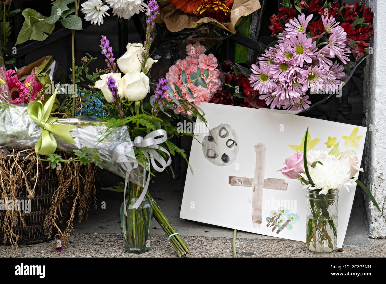 Charleston, États-Unis. 17 juin 2020. L'art et les fleurs des enfants sont laissés à la porte de l'église épiscopale méthodiste africaine mère Emanuel, à l'occasion du 5e anniversaire de la fusillade du 17 juin 2020 à Charleston, en Caroline du Sud. Neuf membres de l'église historique afro-américaine ont été abattus par un suprêmaciste blanc lors de l'étude de la bible le 17 juin 2015. Crédit : Richard Ellis/Alay Live News Banque D'Images Charleston, États-Unis. 17 juin 2020. L'art et les fleurs des enfants sont laissés à la porte de l'église épiscopale méthodiste africaine mère Emanuel, à l'occasion du 5e anniversaire de la fusillade du 17 juin 2020 à Charleston, en Caroline du Sud. Neuf membres de l'église historique afro-américaine ont été abattus par un suprêmaciste blanc lors de l'étude de la bible le 17 juin 2015. Crédit : Richard Ellis/Alay Live News Banque D'Images