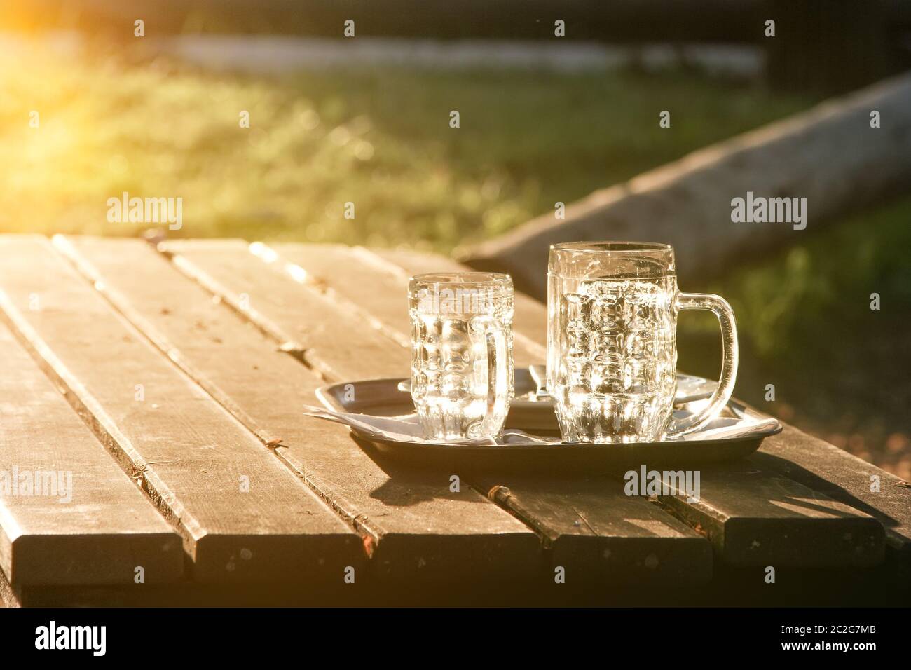 Cruches en verre vides au coucher du soleil Banque D'Images