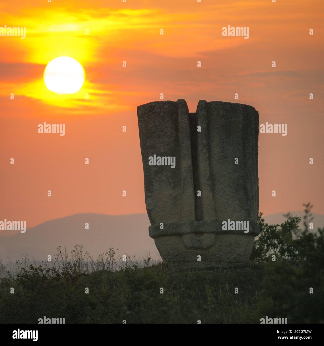Silhouette d'une sculpture au coucher du soleil à Burgenland Banque D'Images