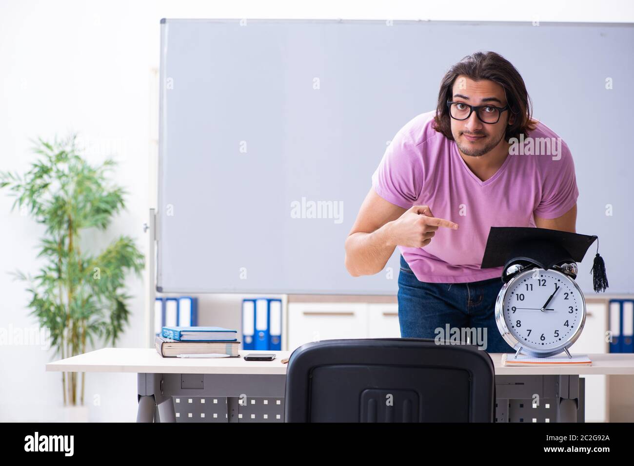 Jeune étudiant en concept de gestion du temps Banque D'Images