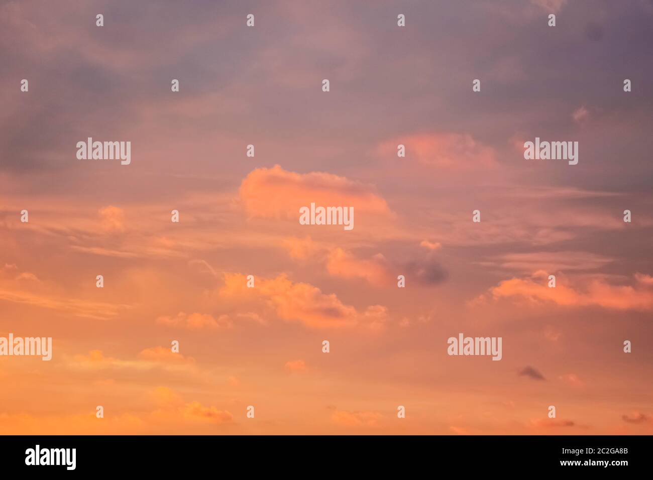 Incroyables magnifiques formations de nuages et couleurs dans le ciel, le coucher du soleil. Banque D'Images