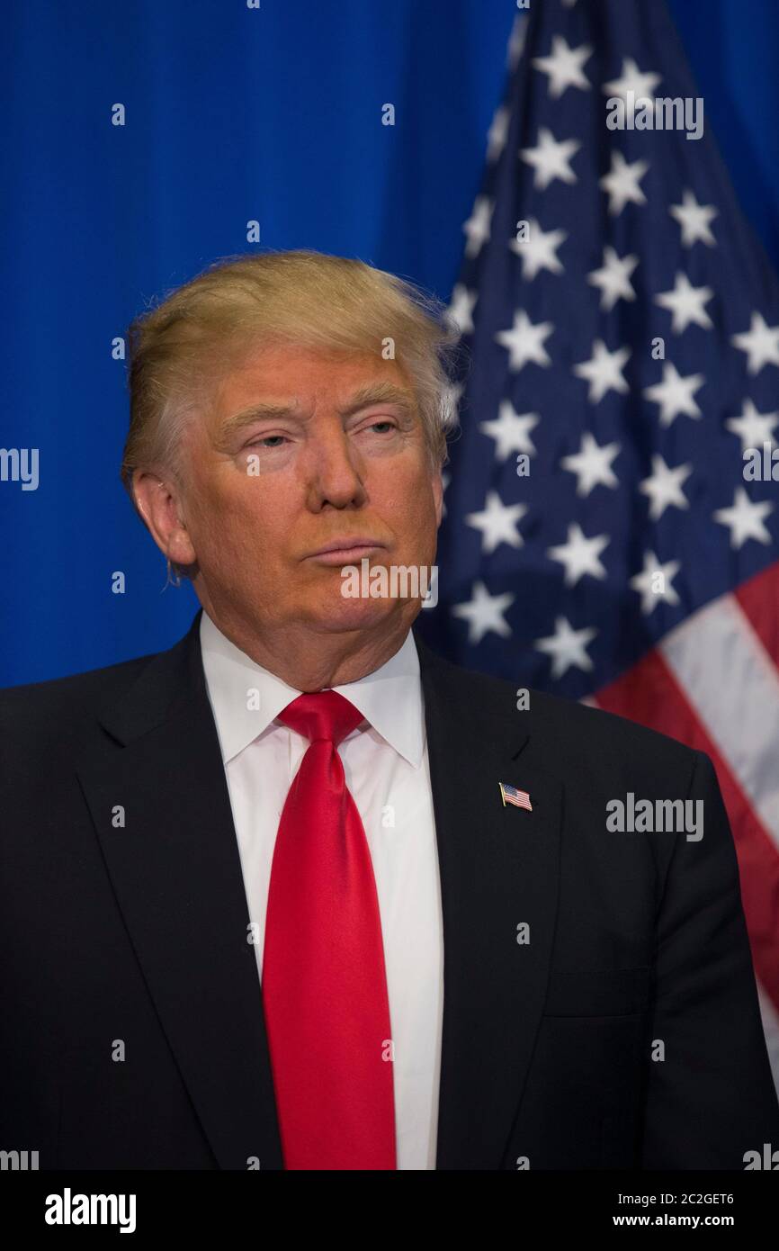 Fort Worth, États-Unis du Texas, 26 février 2016 : Donald Trump, l'un des principaux candidats à l'élection présidentielle républicaine, regarde comme il est présenté lors d'un rassemblement de campagne au centre de congrès de fort Worth. Le Texas est le grand prix du prochain Super Tuesday Primary sur 2 mars. ©Bob Daemmrich Banque D'Images