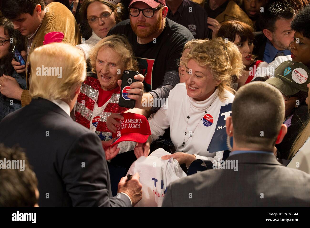 Fort Worth, Texas - 26 février 2016 : un écrasement de partisans de Donald Trump déroute des objets vers lui pour son autographe après un rassemblement au centre de congrès de fort Worth. Le Texas est le grand prix du prochain Super Tuesday Primary sur 2 mars. ©Bob Daemmrich Banque D'Images