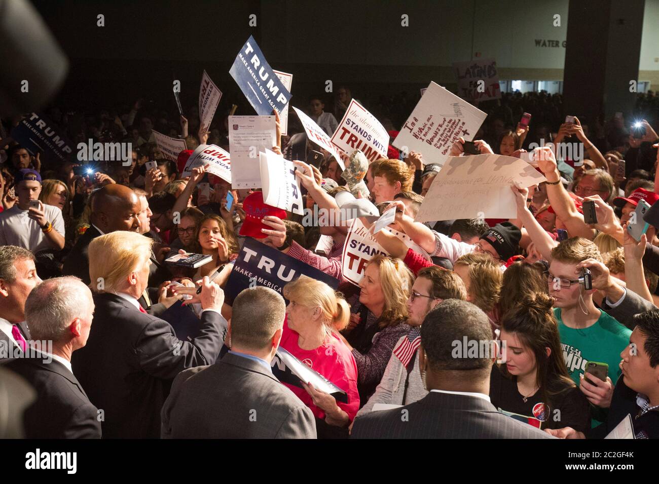 Fort Worth, Texas - 26 février 2016 : un écrasement de partisans de Donald Trump déroute des objets vers lui pour son autographe après un rassemblement au centre de congrès de fort Worth. Le Texas est le grand prix du prochain Super Tuesday Primary sur 2 mars. ©Bob Daemmrich Banque D'Images
