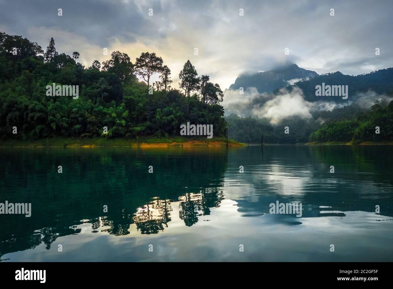 Lever du soleil sur le lac Cheow Lan dans le parc national de Khao Sok, Thaïlande Banque D'Images