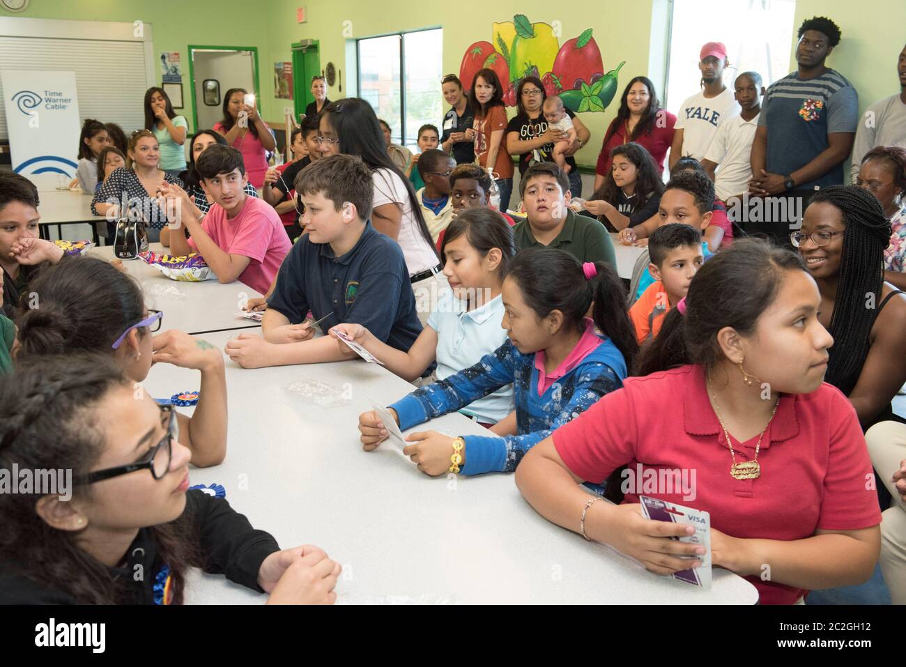 Austin Texas États-Unis, 20 avril 2016: Les étudiants du milieu scolaire et les volontaires adultes se rassemblent dans la cafétéria de l'Académie internationale des Cèdres pour entendre les instructions pour le prochain défi de conception-construction à l'aide de boîtes en carton recyclé. L'événement a eu lieu le jour de la Terre. ©Bob Daemmrich Banque D'Images