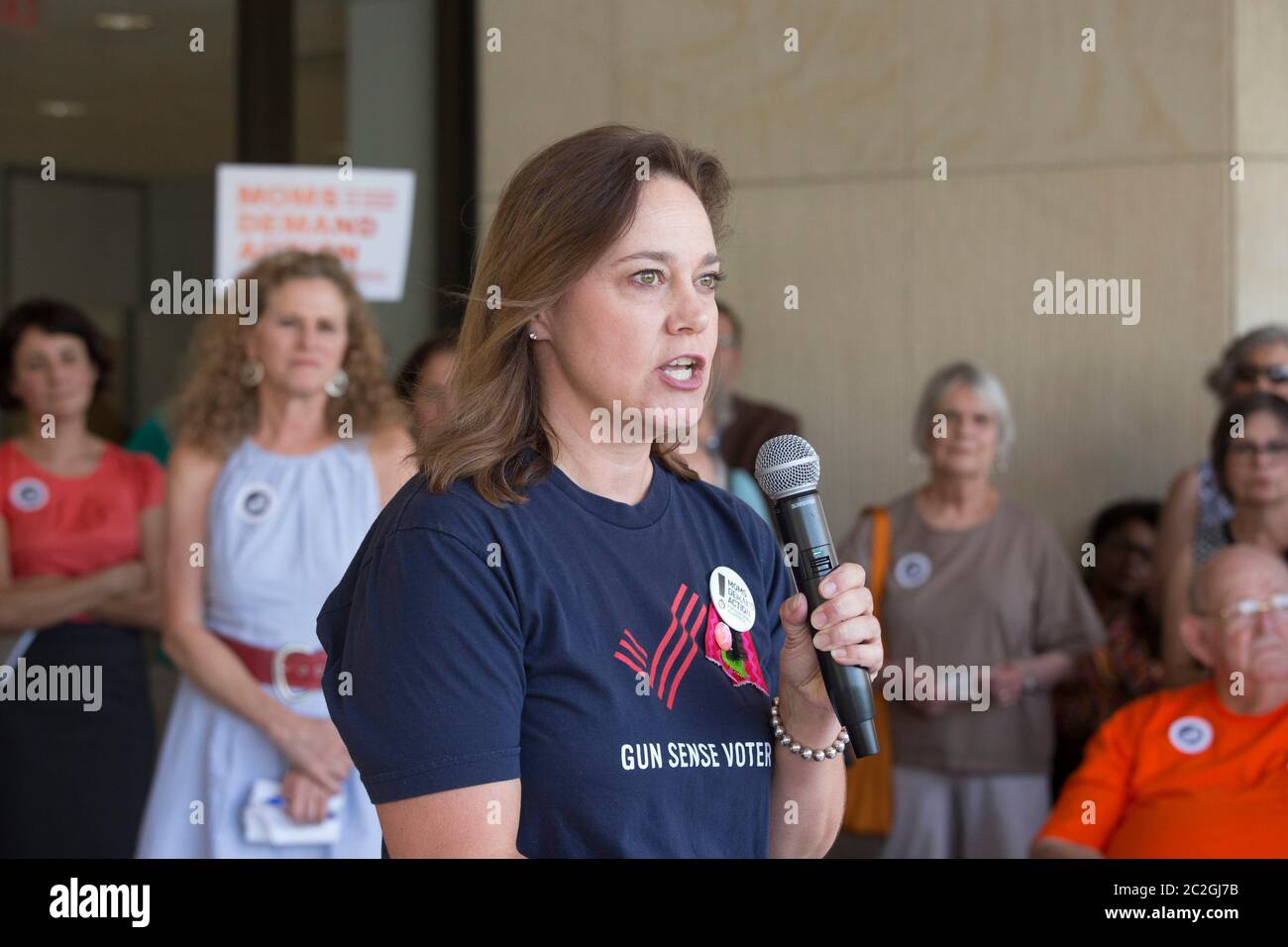 Austin Texas Etats-Unis, 29 juin 2016: Woman parle lors d'un petit rassemblement contre la violence par armes à feu à l'extérieur du siège de l'AFL-CIO mettant en vedette des victimes de violence par armes à feu. ©Bob Daemmrich Banque D'Images