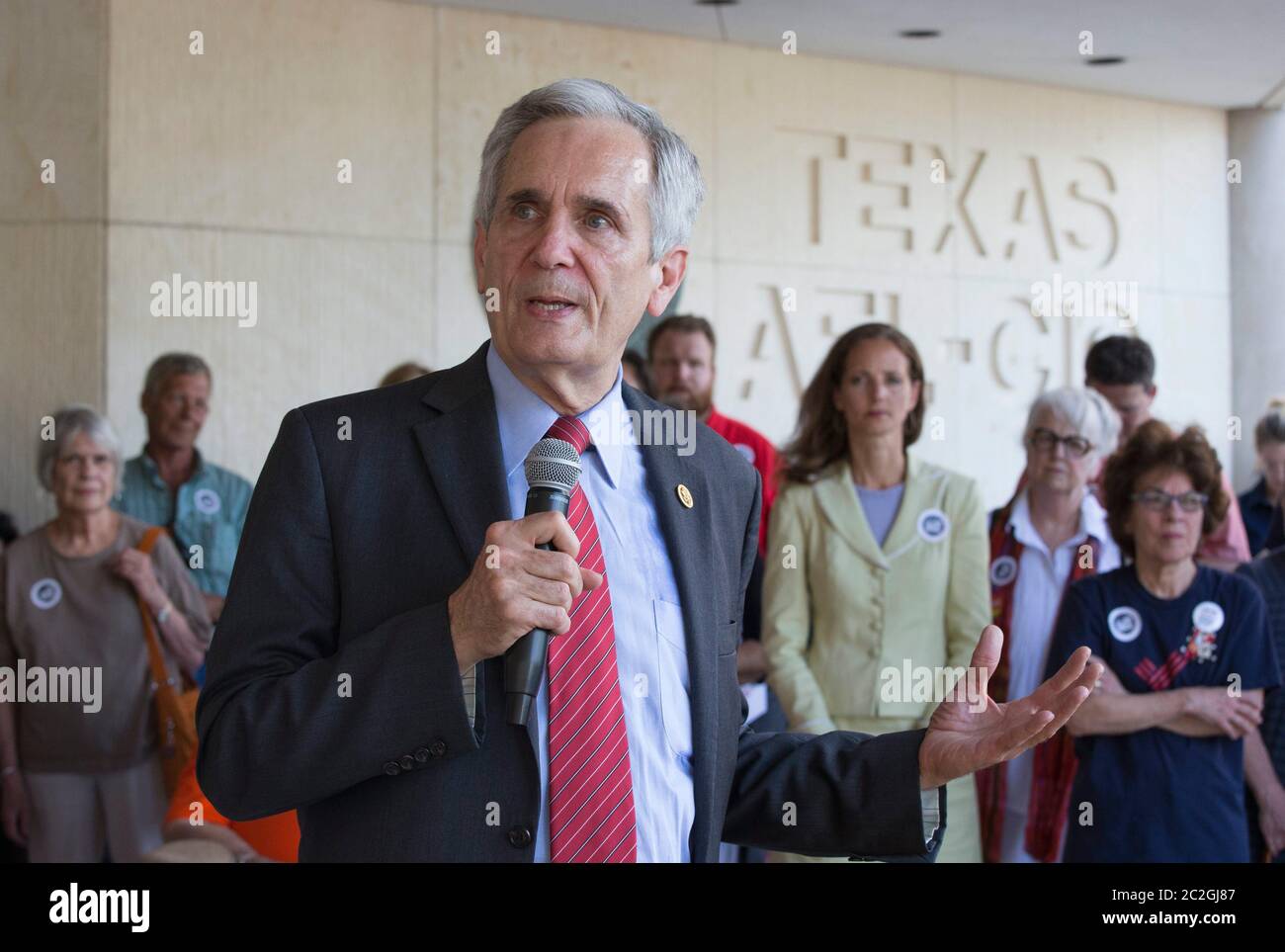 Austin Texas Etats-Unis, 29 juin 2016: Le congressiste texan Lloyd Doggett s'exprime lors d'un petit rassemblement contre la violence par armes à feu devant le siège social de l'AFL-CIO, où des victimes de violence par armes à feu ont été victimes. ©Bob Daemmrich Banque D'Images