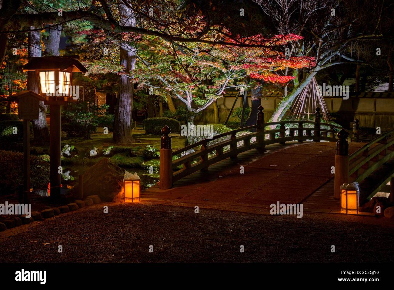 Pont éclairé dans le jardin Kenrokuen pendant la saison de la feuille d'érable rouge (momijigari), la ville de Kanazawa, Ishikawa Prefecture, Japan Banque D'Images