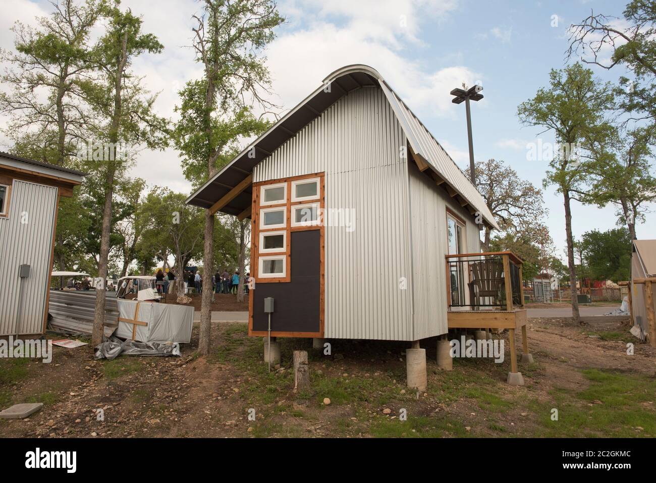 Austin Texas États-Unis, 27 mars 2016: Les maisons minuscules sont maintenant des maisons à des hommes et des femmes sans abri à la communauté d'abord! Village, une communauté de 27 acres planifiée de maître qui fournit des logements abordables et permanents et une communauté de soutien pour les personnes handicapées sans abri chronique dans le centre du Texas. ©Bob Daemmrich Banque D'Images