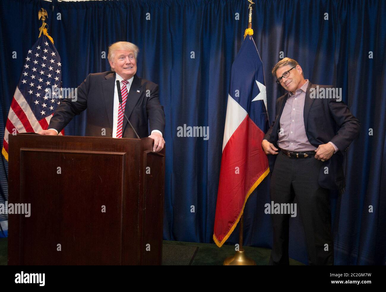 Austin, Texas 23 août 2016 : le candidat républicain à la présidence Donald Trump se tient aux côtés de l'ancien Gov du Texas. Rick Perry apporte sa campagne non conventionnelle au Texas avec un swing à travers principalement le centre du Texas démocratique avec un collecte de fonds et un rassemblement. ©Bob Daemmrich Banque D'Images