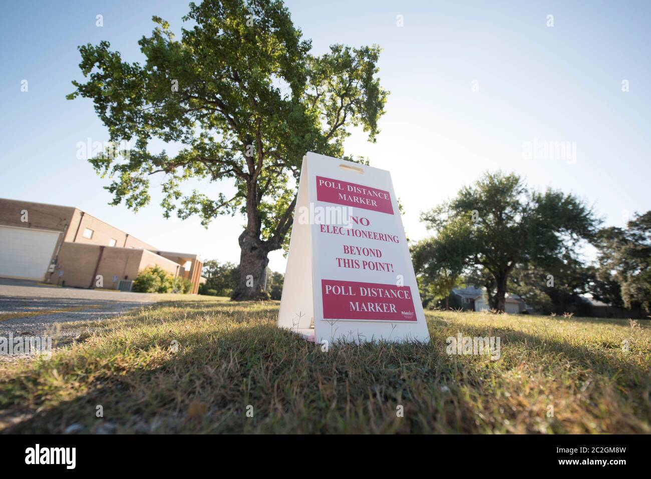 Luling, Texas, États-Unis 26 octobre 2016: Le marqueur de distance pointe l'endroit au-delà duquel l'élection n'est pas autorisée selon la loi de l'État dans un lieu de vote. ©Bob Daemmrich Banque D'Images