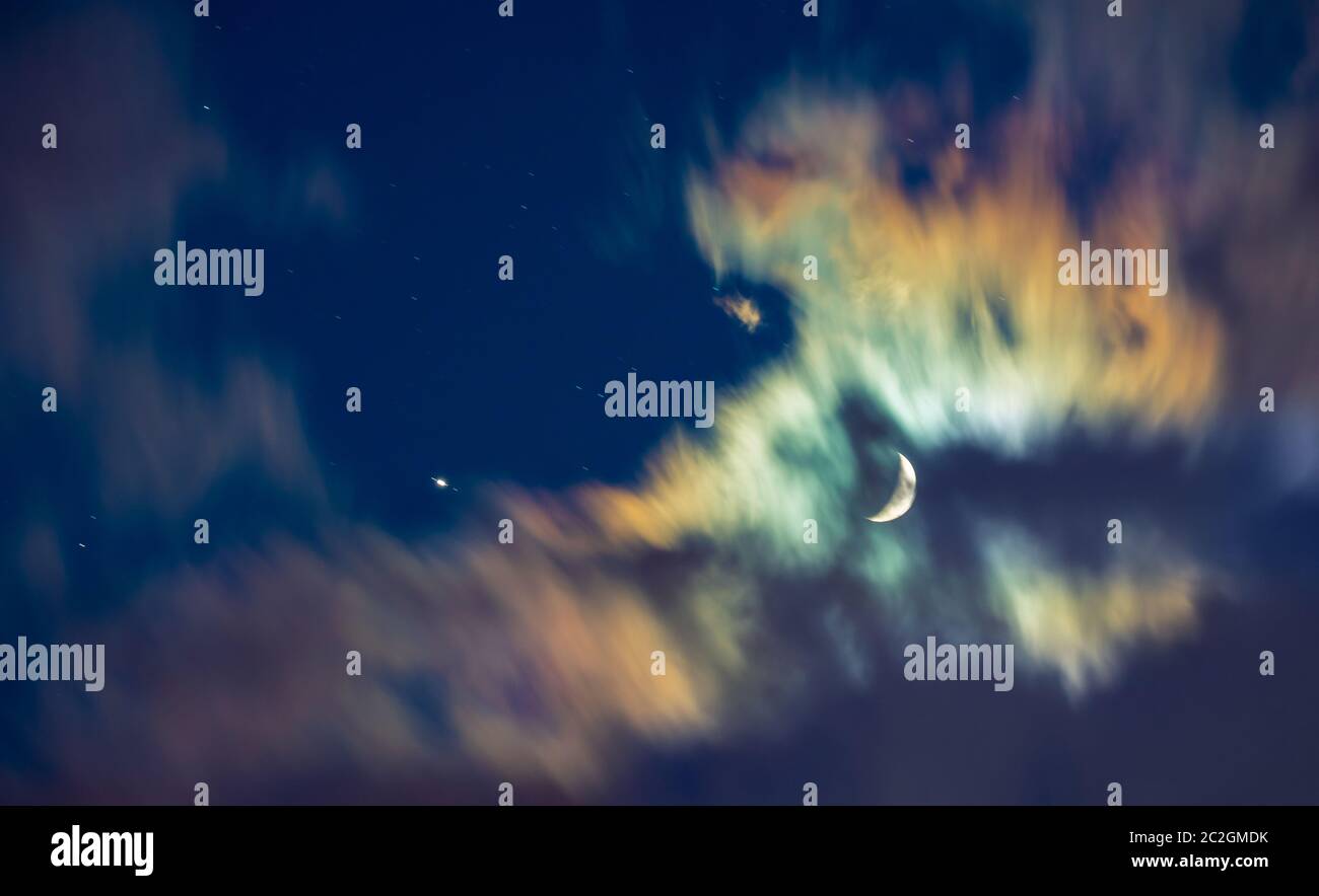 Belle lune, nouvelle lune, ciel nuageux, sombre effrayant horreur nuit de Halloween de Banque D'Images