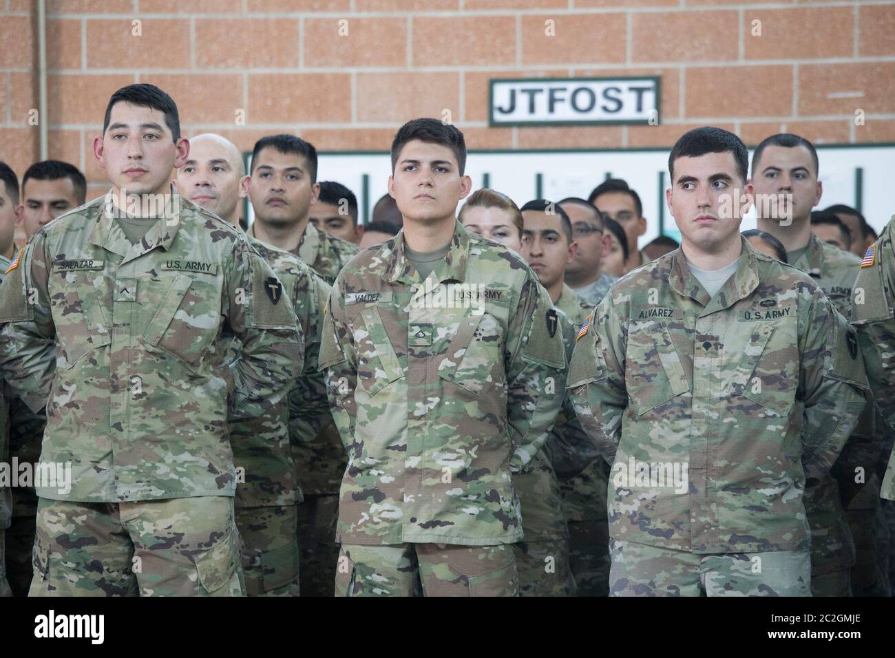 Weslaco, Texas 12 avril 2018 : les troupes sont à l'attention d'un arsenal de la Garde nationale dans l'extrême sud du Texas, tandis qu'elles entendent des mots d'encouragement de la part du gouverneur Greg Abbott tout en se préparant au déploiement à la frontière entre le Texas et le Mexique. Les soldats vont jouer un rôle de soutien auprès de la police des frontières fédérale et des troupes de l'État qui tentent de ralentir l'immigration illégale à la frontière sud des États-Unis. ©Bob Daemmrich Banque D'Images