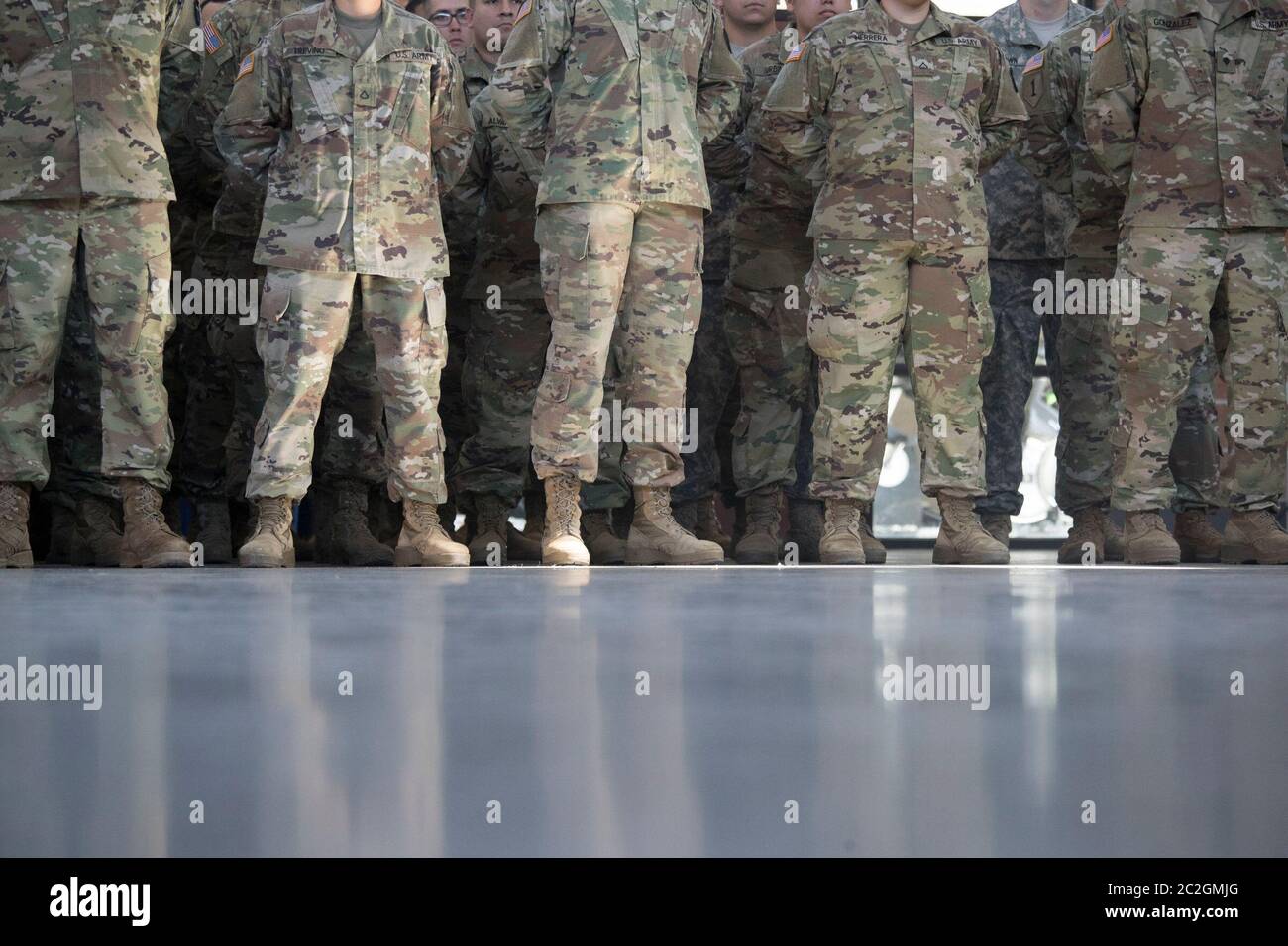 Weslaco, Texas 12 avril 2018 : les troupes sont à l'attention d'un arsenal de la Garde nationale dans l'extrême sud du Texas, tandis qu'elles entendent des mots d'encouragement de la part du gouverneur Greg Abbott tout en se préparant au déploiement à la frontière entre le Texas et le Mexique. Les soldats vont jouer un rôle de soutien auprès de la police des frontières fédérale et des troupes de l'État qui tentent de ralentir l'immigration illégale à la frontière sud des États-Unis. ©Bob Daemmrich Banque D'Images