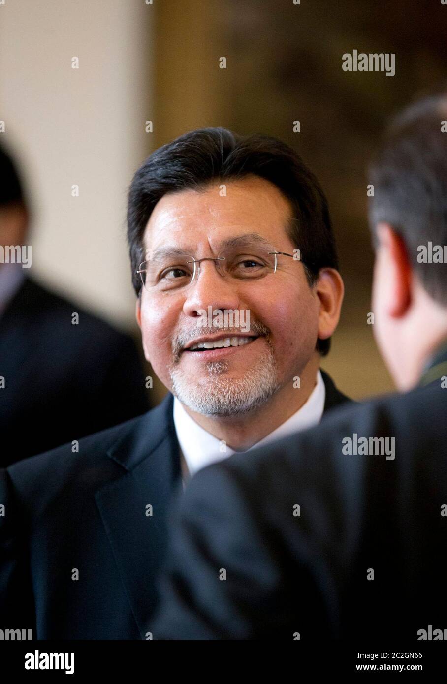 Austin Texas États-Unis, 11 novembre 2013: Alberto Gonzales, ancien États-Unis Le procureur général sous la présidence de George W. Bush, parle avec un ami à la cérémonie d'investiture du juge en chef de la Cour suprême du Texas, Nathan Hecht, au Capitole du Texas. Gonzales est un ancien membre de la haute cour du Texas. ©Bob Daemmrich Banque D'Images