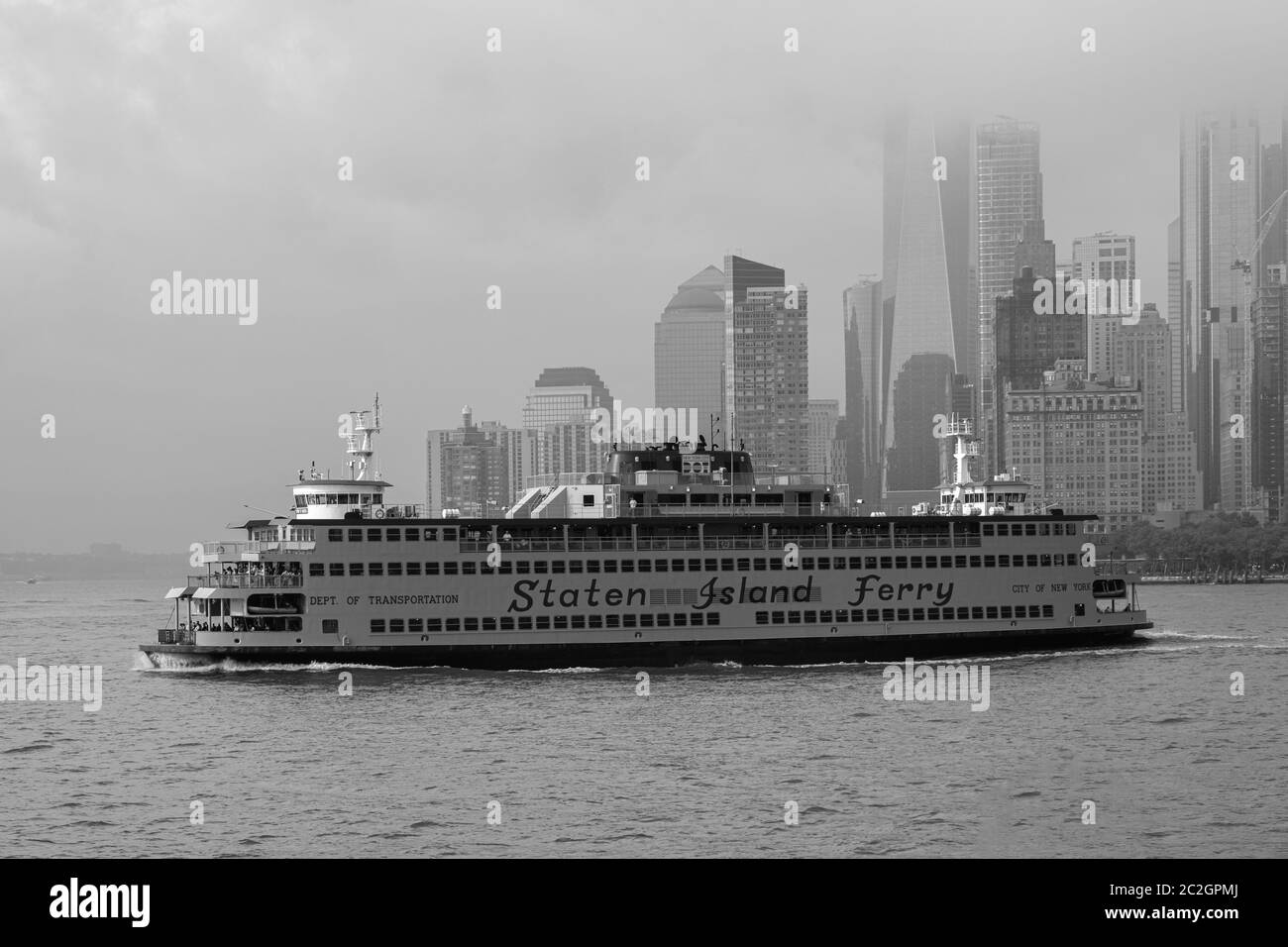 Staten Island Ferry sur le port de New York contre les gratte-ciels de Lower Manhattan Banque D'Images