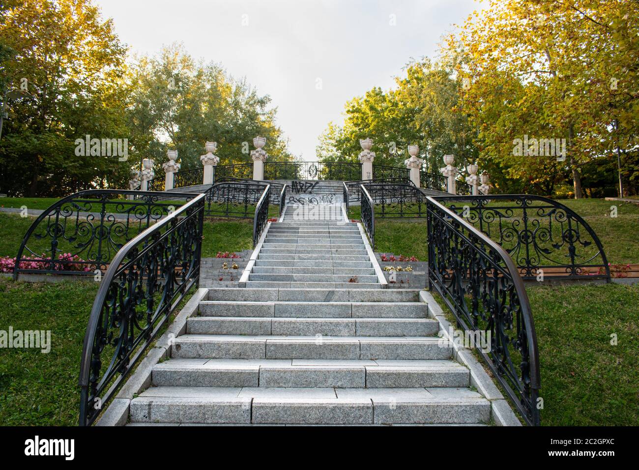 Escalier au milieu d'un parc Banque D'Images