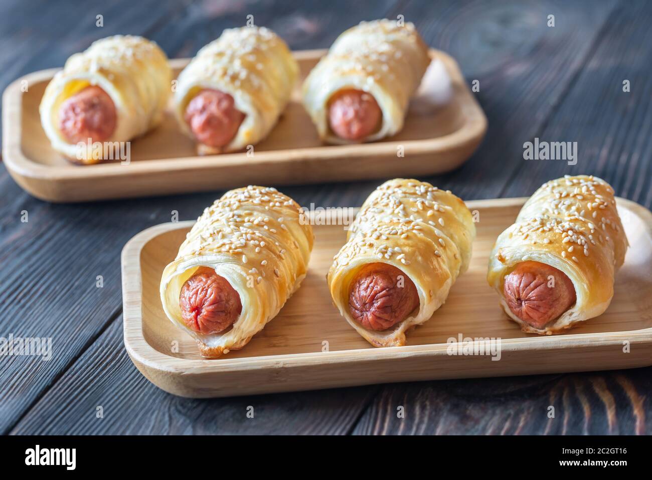 Rouleaux de saucisses sur le plateau en bois close-up Banque D'Images