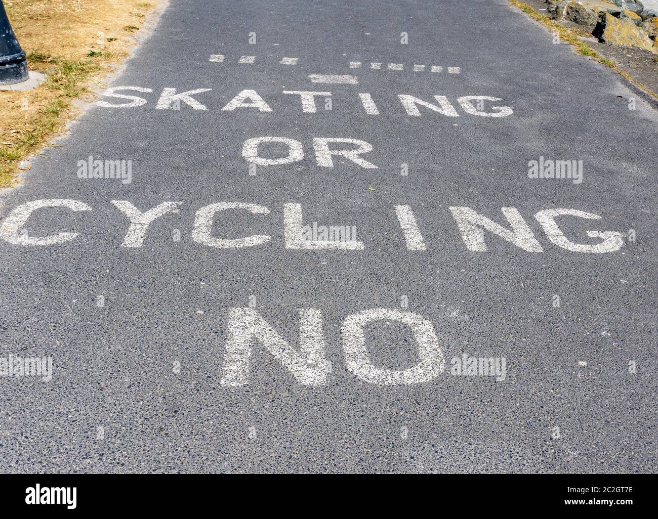 Un panneau de signalisation no cyclisme ou patinage sur ce sentier particulier près de Sandymount à Dublin. Banque D'Images
