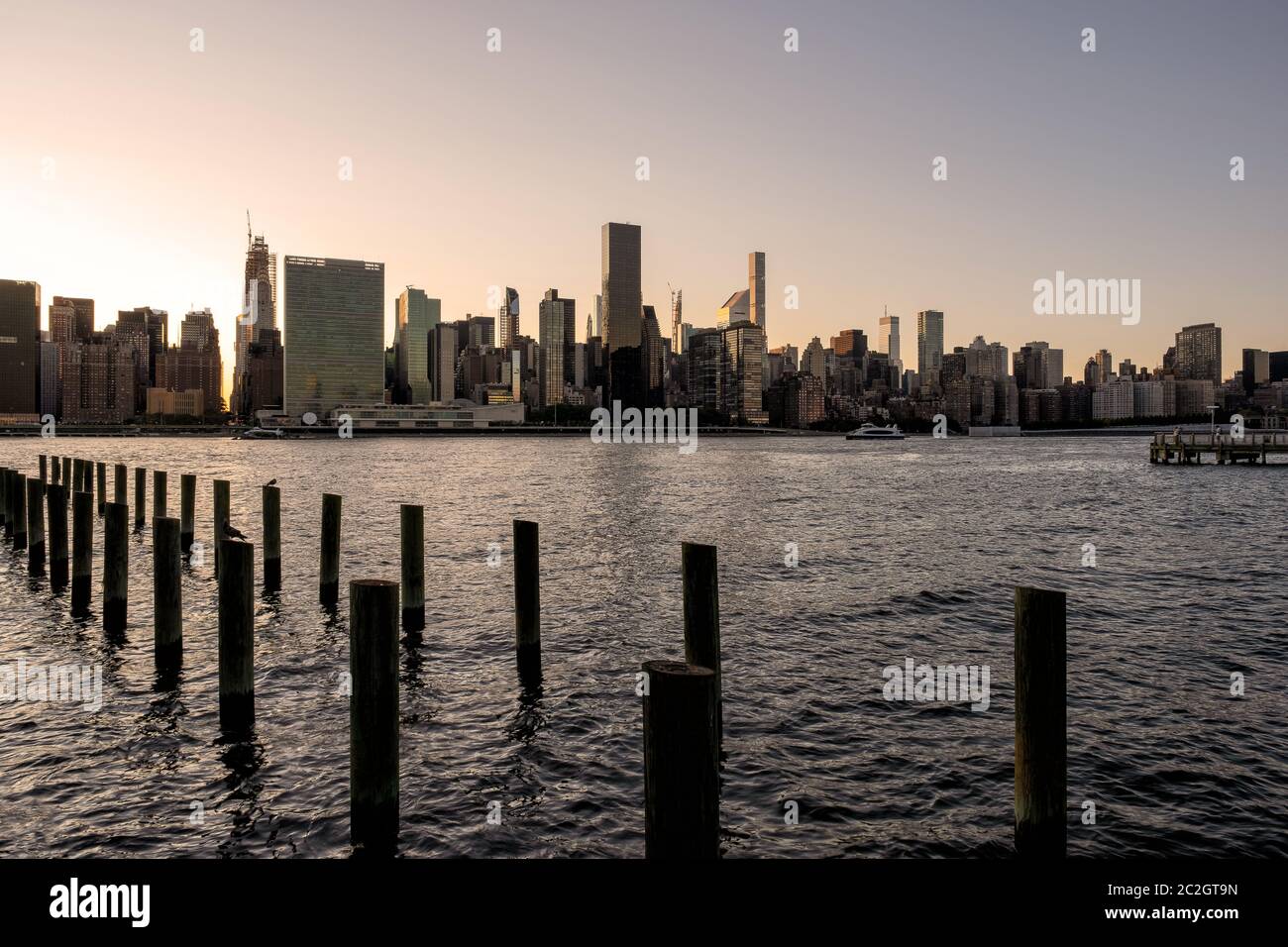 Long Island City Gantry signe et Manhattan mi-twon horizon en face de la rivière est Banque D'Images