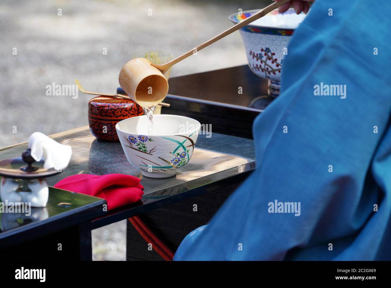 Les femmes japonaises en kimono préparent la cérémonie du thé vert macha Banque D'Images