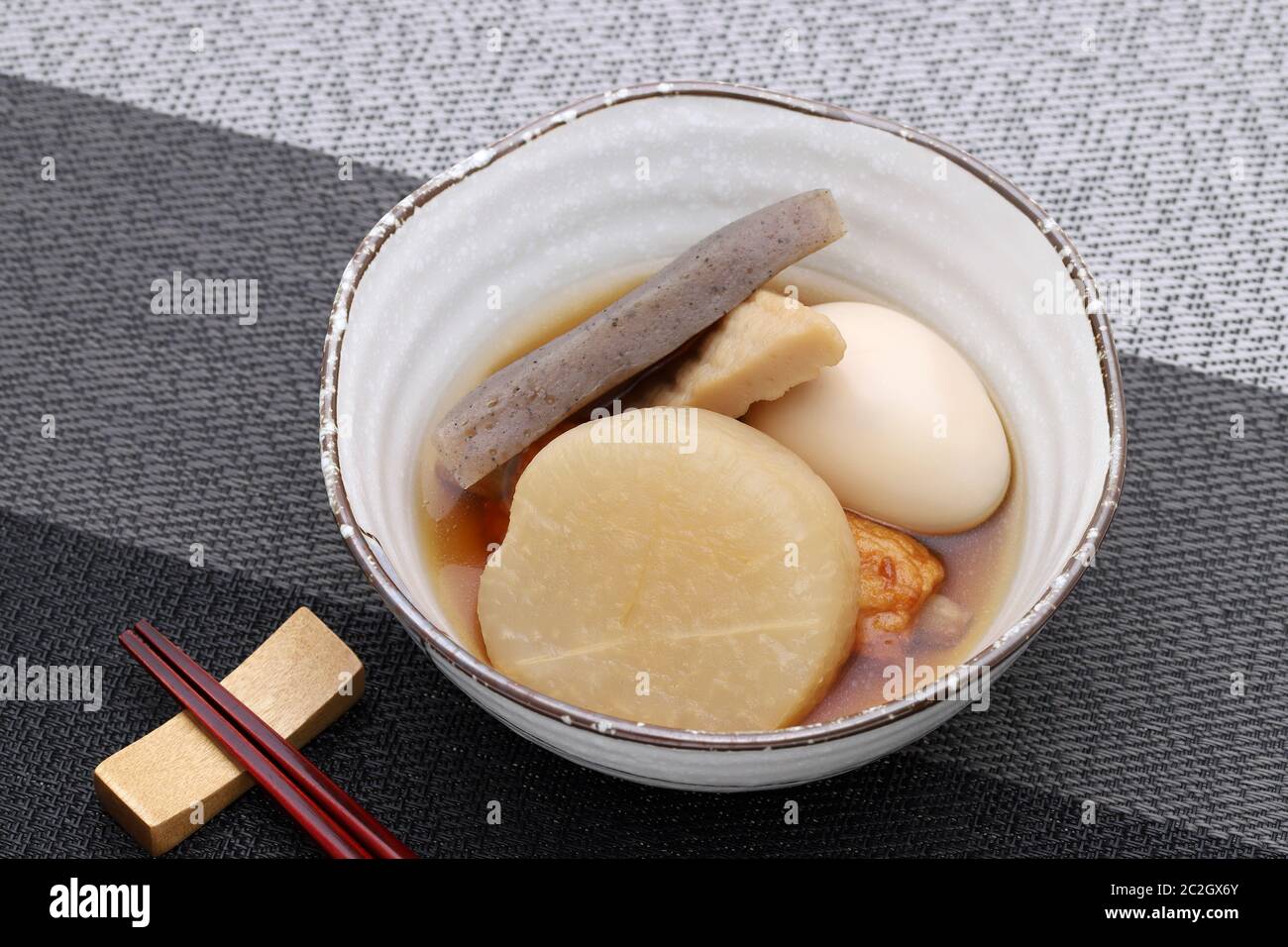 Cuisine japonaise, Oden dans un bol sur table noire Banque D'Images