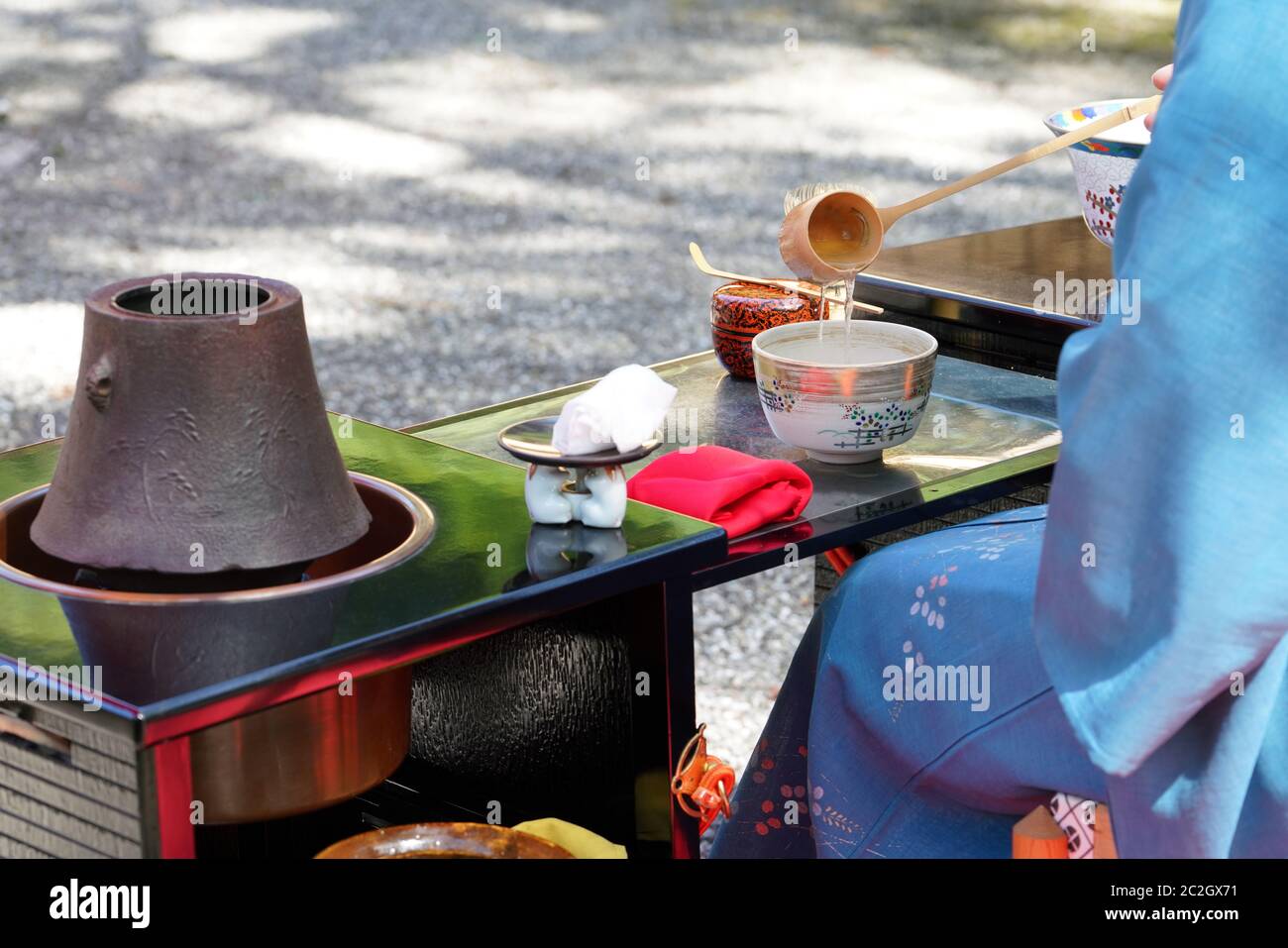 Les femmes japonaises en kimono préparent la cérémonie du thé vert macha Banque D'Images