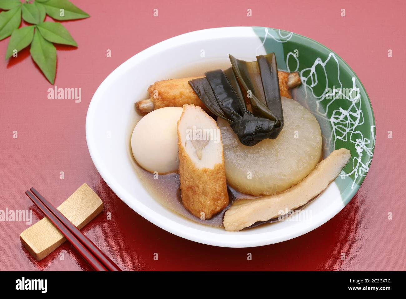 Cuisine japonaise, Oden dans un bol sur fond rouge Banque D'Images
