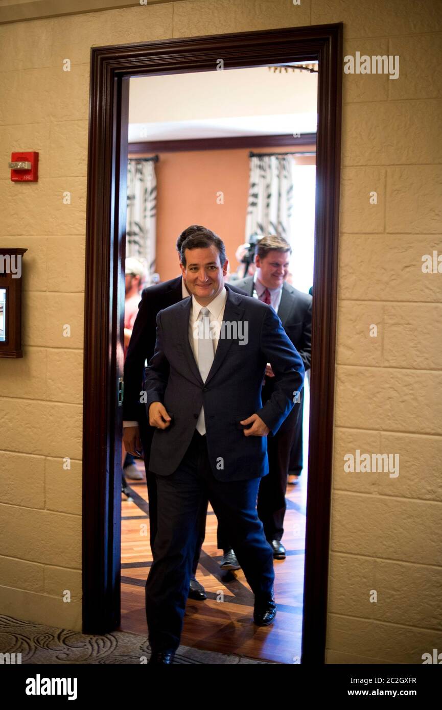 Austin Texas États-Unis, 16 mai 2014: Le sénateur américain Ted Cruz du Texas parle aux journalistes avant de prononcer un discours de remise des diplômes vendredi à l'Université du Texas. Le conservateur et franc-parler Cruz prévoit une mission d'enquête en Ukraine plus tard ce mois-ci. ©Bob Daemmrich Banque D'Images