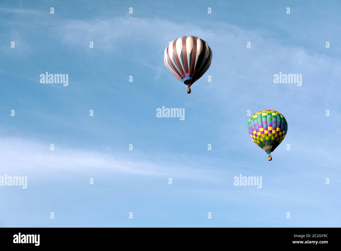 Ballons d'air chaud multicolores sur ciel bleu Banque D'Images