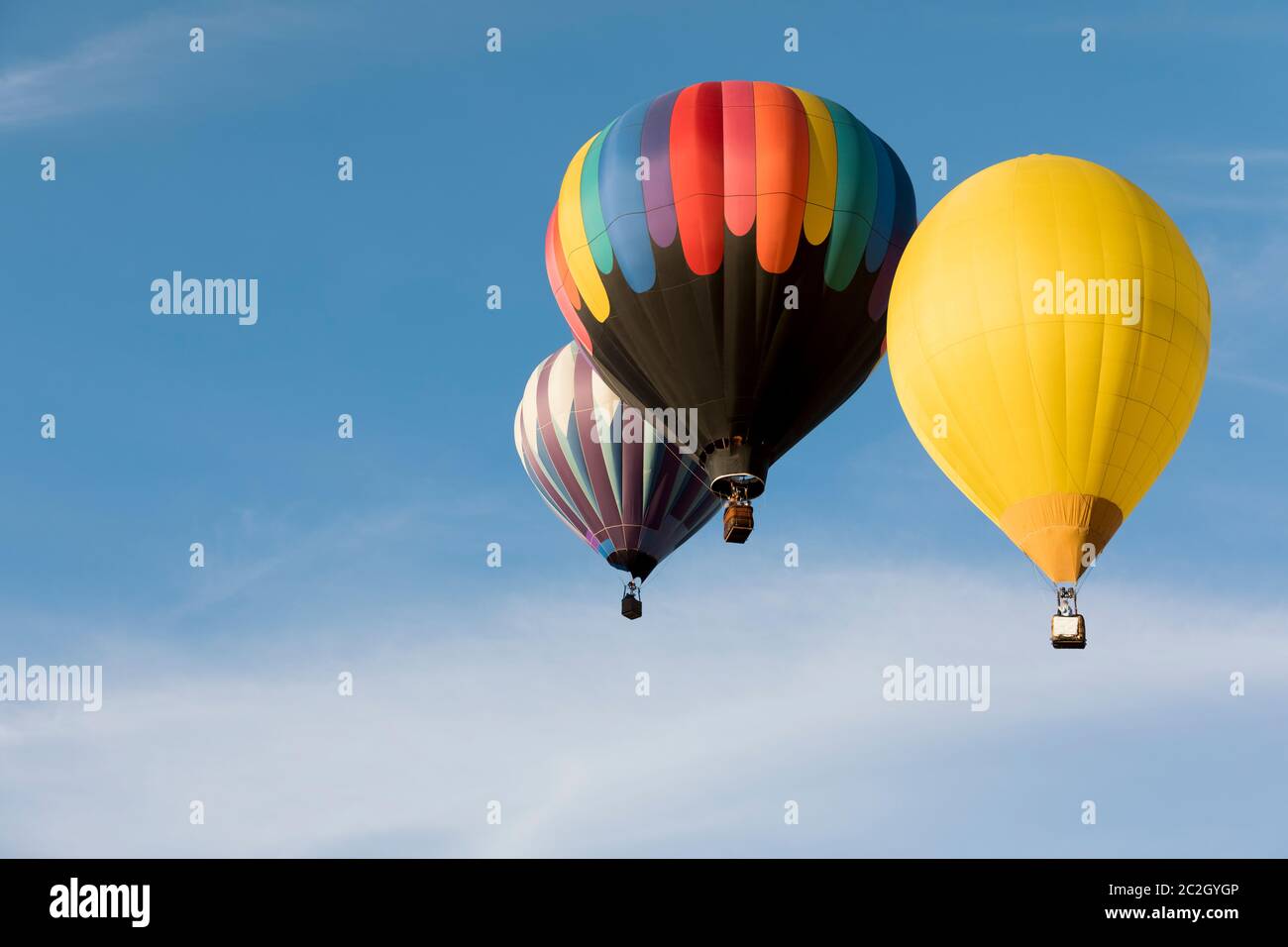 Ballons d'air chaud multicolores sur ciel bleu Banque D'Images