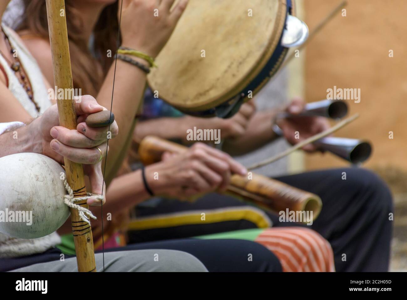 Berimbau et autres instruments joueurs pendant la présentation de la capoeira brésilienne Banque D'Images