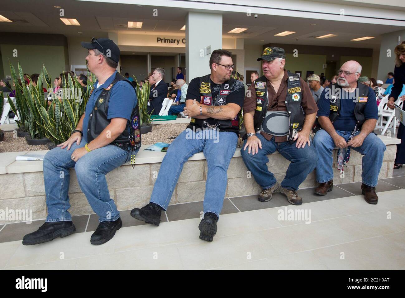 Austin, Texas États-Unis, 22 août 2013 : des vétérans militaires américains attendent dans le hall lors de l'ouverture officielle d'une nouvelle clinique ambulatoire Veterans Administration va dans le sud-est d'Austin. D'une superficie de 184 000 mètres carrés, il s'agit de la plus grande clinique autonome de consultation en ambulatoire de va au pays, remplaçant un établissement vieillissant d'Austin. ©Bob Daemmrich Banque D'Images