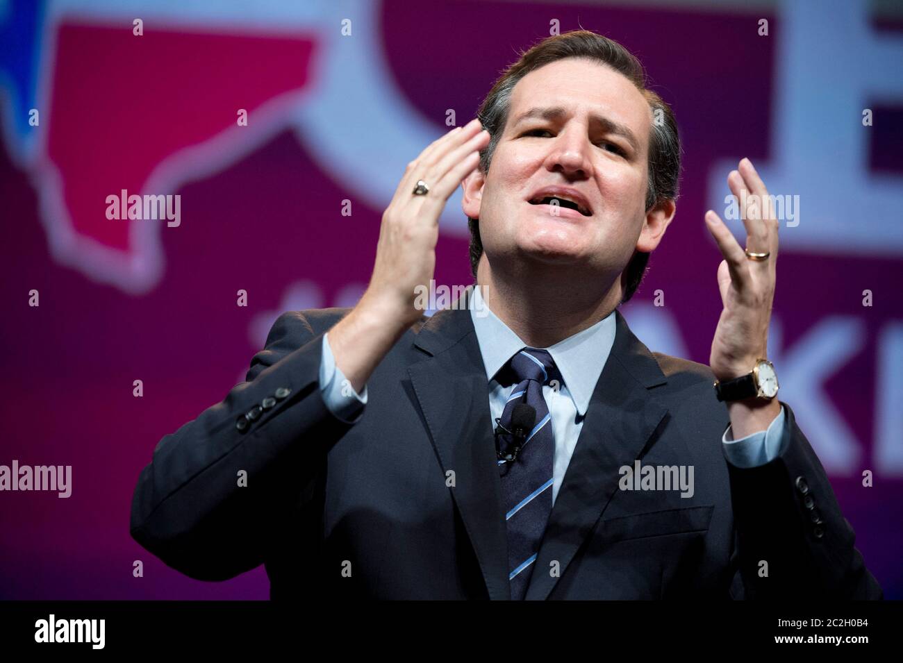 Fort Worth, Texas États-Unis, 6 juin 2014 : États-Unis Sen Ted Cruz, du Texas, prononce un discours vibrant aux délégués au congrès annuel du Parti républicain du Texas. Cruz, critique virulent de la politique de l’administration Obama, est considéré comme un candidat à la nomination présidentielle républicaine en 2016. ©Bob Daemmrich Banque D'Images