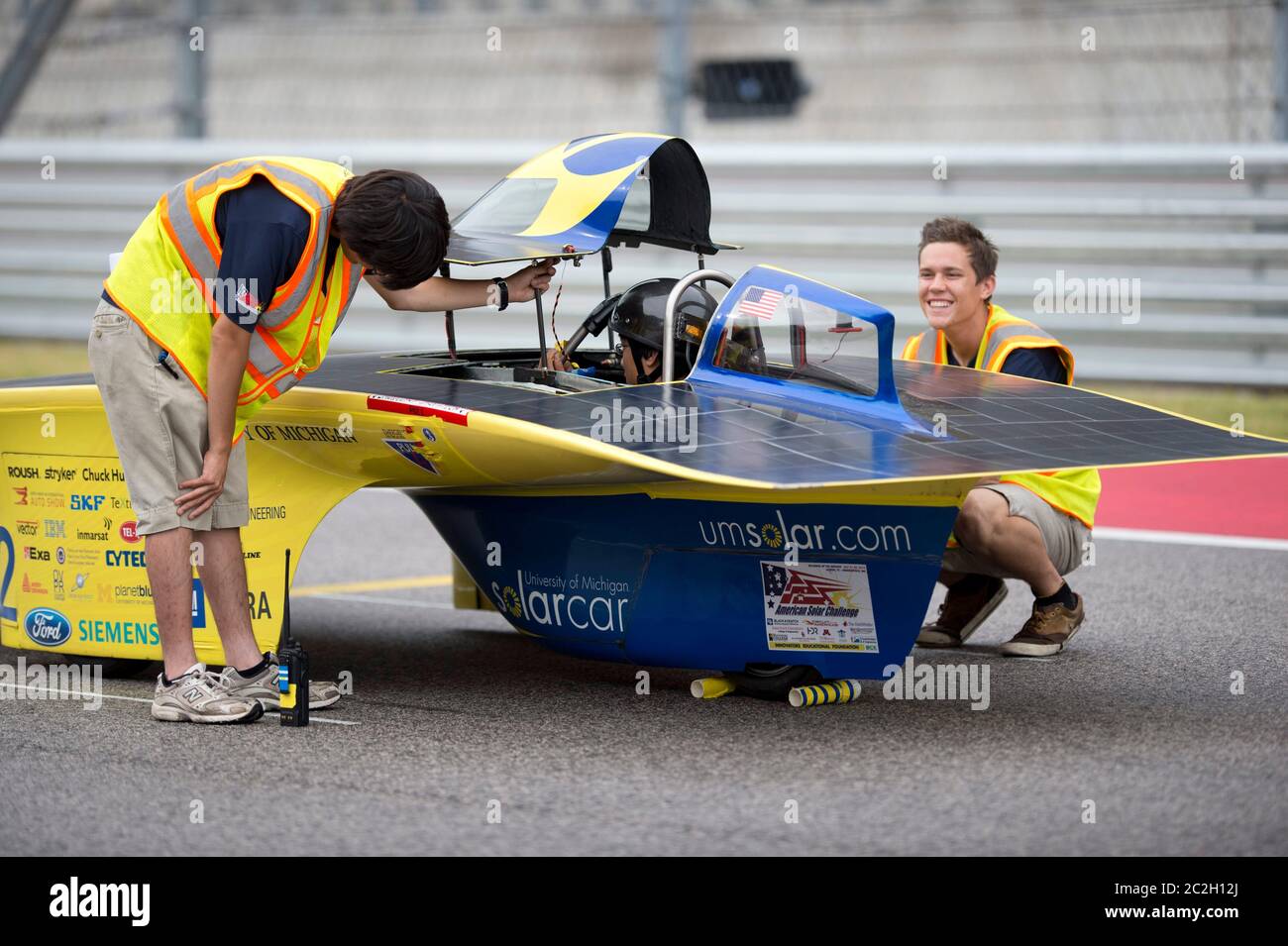 Austin, Texas États-Unis, 18 juillet , 2014: Les étudiants de l'équipe de voiture solaire de l'Université du Michigan attendent à la ligne de départ pendant les courses de qualification pour la course de 1 700 miles du défi solaire américain au circuit des Amériques, à l'extérieur d'Austin. L'événement met en vedette 21 équipes de voitures solaires universitaires des États-Unis, du Canada, de Porto Rico et d'Iran. ©Bob Daemmrich Banque D'Images