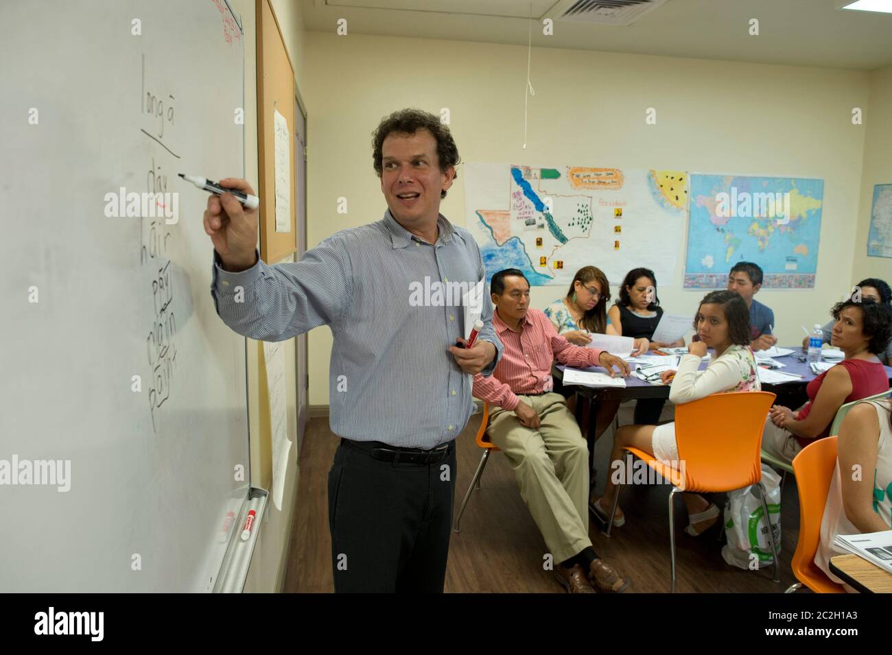 Austin Texas USA, juillet 2014 : l'instructeur dirige la classe d'anglais langue seconde (ESL) pour les adultes non-autochtones. Le cours gratuit est un programme de Foundation Communities, une agence de services sociaux basée à Austin qui offre des programmes de logement et d'éducation aux ménages à faible revenu. ©Bob Daemmrich Banque D'Images