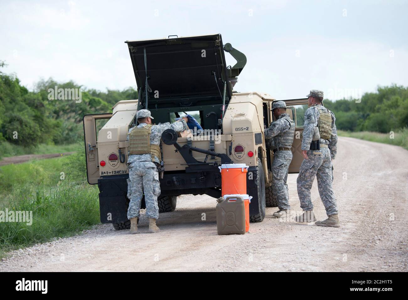 Hidalgo Texas États-Unis, 25 septembre 2014: Les troupes de la Garde nationale font un changement de quart sur le lévee Rio Grande près du parc Anzalduas à Granjeno, au sud de Mission dans le comté de Hidalgo. Le gouverneur du Texas, Rick Perry, a ordonné l'envoi de troupes à la frontière pour compléter les agents d'application de la loi fédéraux, alors qu'un nombre croissant d'immigrants clandestins franchissent la frontière entre le Mexique et le Texas. ©Bob Daemmrich Banque D'Images