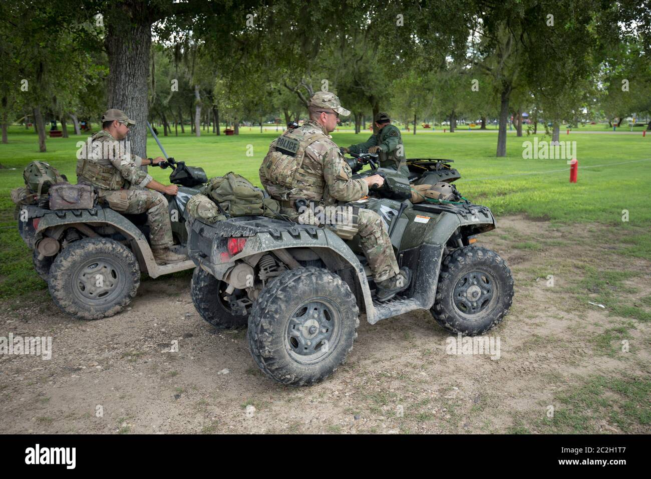 Granjeno Texas États-Unis, 25 septembre 2014 : une équipe de reconnaissance des Rangers texans se dirige vers la broussailles le long de la rivière Rio Grande, où la contrebande humaine et les activités liées à la drogue restent endémiques le long de la frontière avec le Mexique. Une poussée a conduit de nombreux organismes d'application de la loi à travailler dans la région. © Bob Daemmrich Banque D'Images