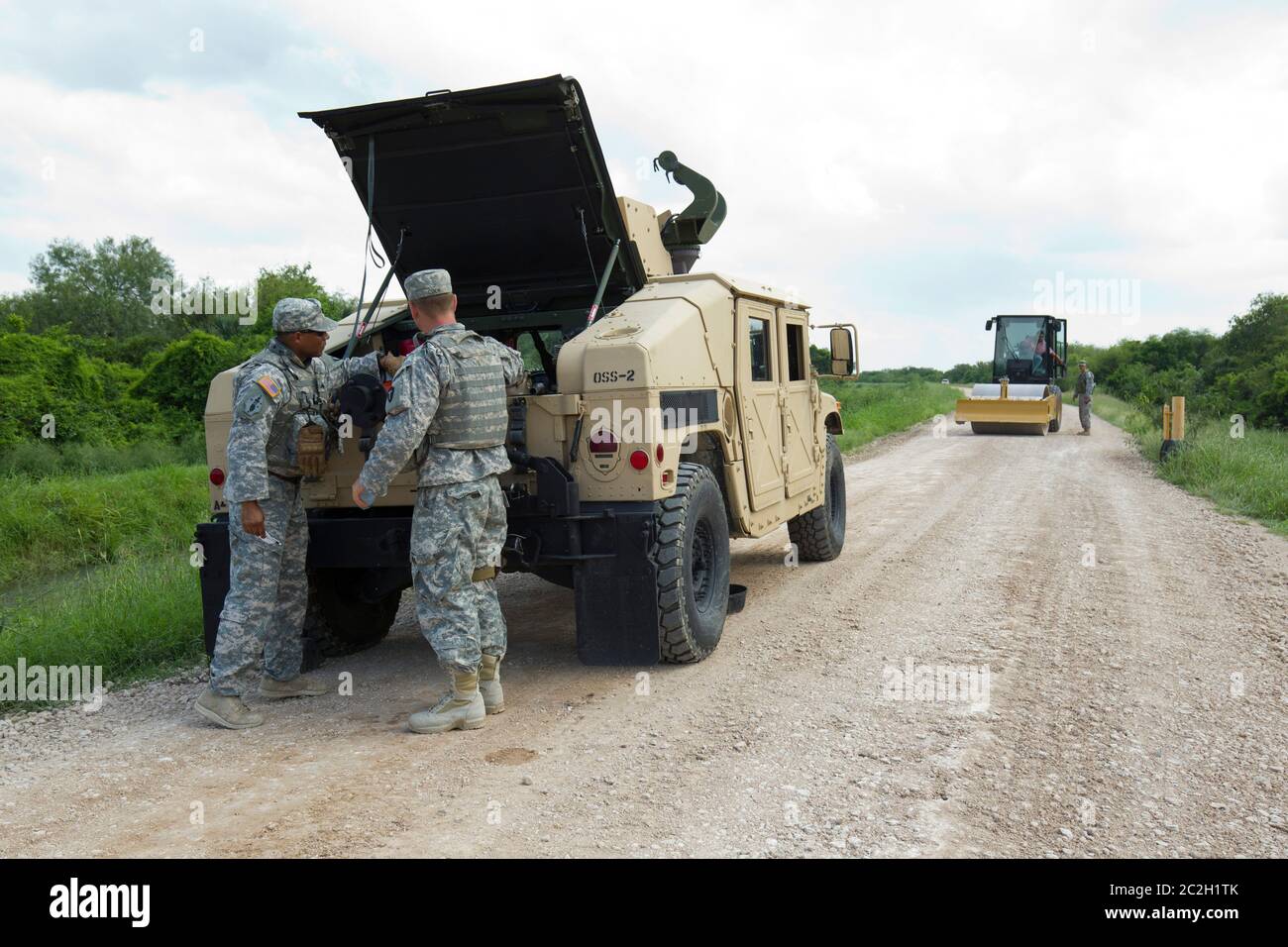 Hidalgo Texas États-Unis, 25 septembre 2014: Les troupes de la Garde nationale font un changement de quart sur le lévee Rio Grande près du parc Anzalduas à Granjeno, au sud de Mission dans le comté de Hidalgo. Le gouverneur du Texas, Rick Perry, a ordonné l'envoi de troupes à la frontière pour compléter les agents d'application de la loi fédéraux, alors qu'un nombre croissant d'immigrants clandestins franchissent la frontière entre le Mexique et le Texas. ©Bob Daemmrich Banque D'Images