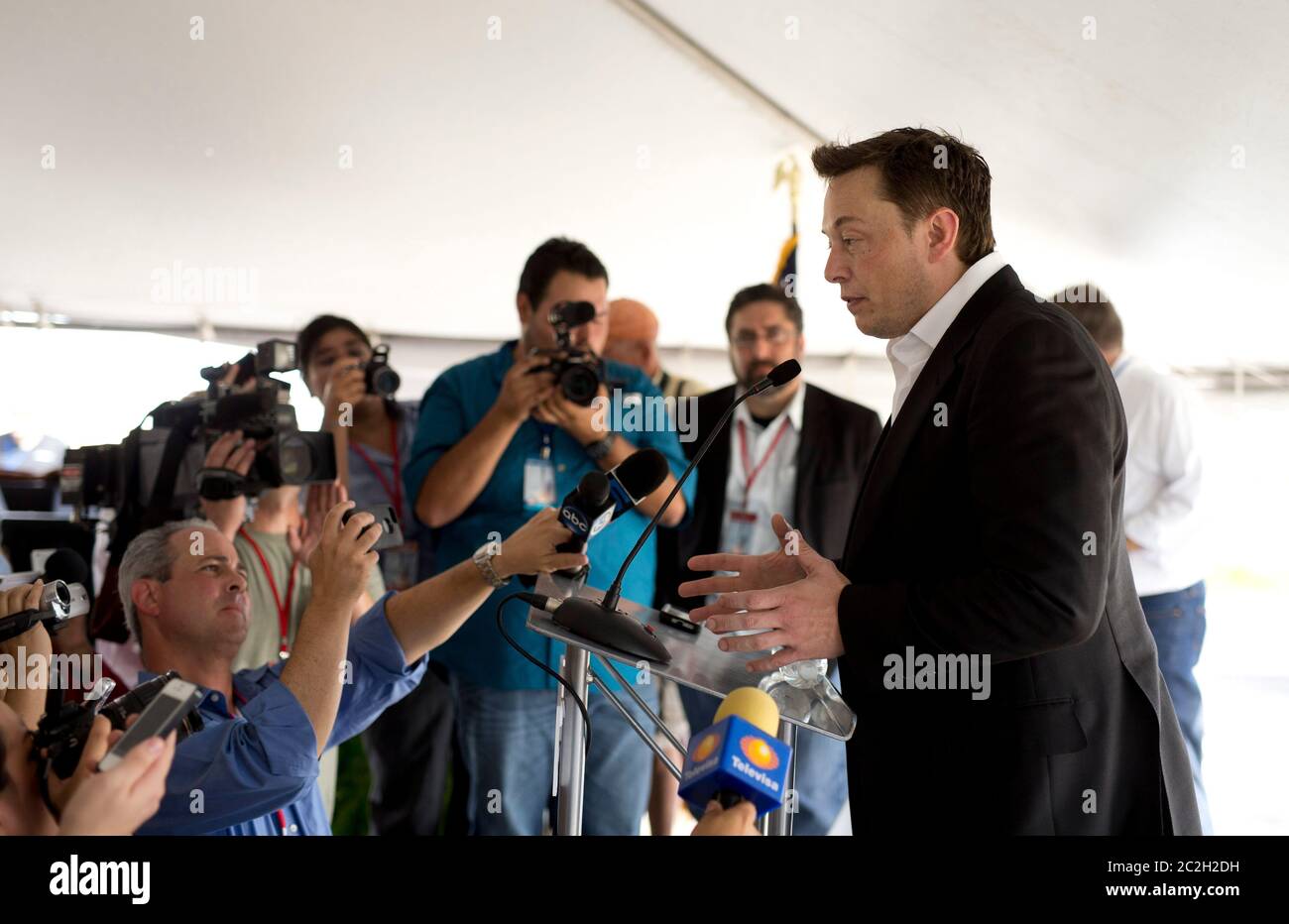 Boca Chica Texas Etats-Unis, 23 septembre 2014: Elon Musk, PDG de SpaceX, parle lors d'une conférence de presse avant de se lancer sur le site du nouveau port spatial de la société dans l'extrême sud du Texas. Le site éloigné à l'est de Brownsville, Texas, se trouve à trois kilomètres de l'embouchure de la rivière Rio Grande et de la frontière du Texas avec le Mexique. ©Bob Daemmrich Banque D'Images