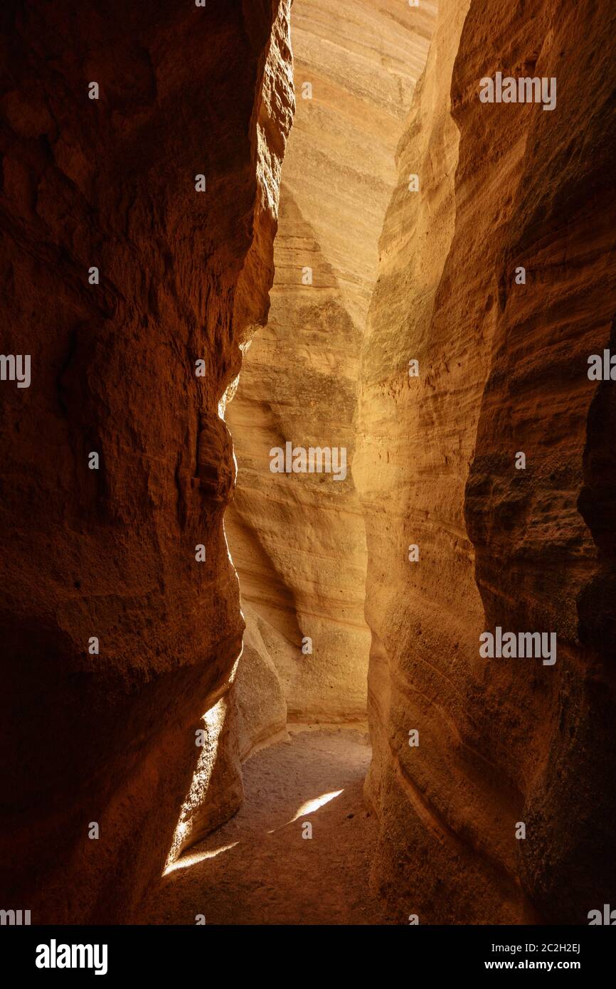 Canyons à fentes dans le monument national de Kasha-Katuwe Tent Rocks, NOUVEAU-MEXIQUE Banque D'Images