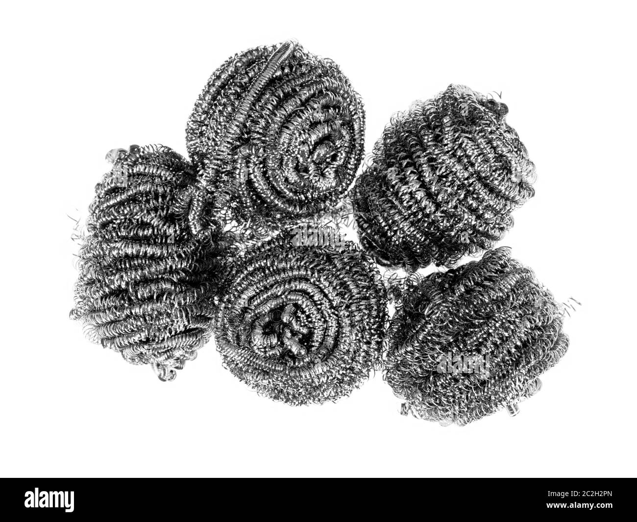 Éponges à récurer métalliques pour le nettoyage domestique. Isolé sur blanc. Banque D'Images