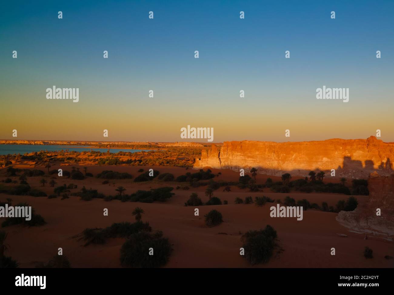 Lever de soleil aérien vue panoramique sur le groupe de lacs YOA des lacs d'Ounianga kebir à Ennedi, Tchad Banque D'Images