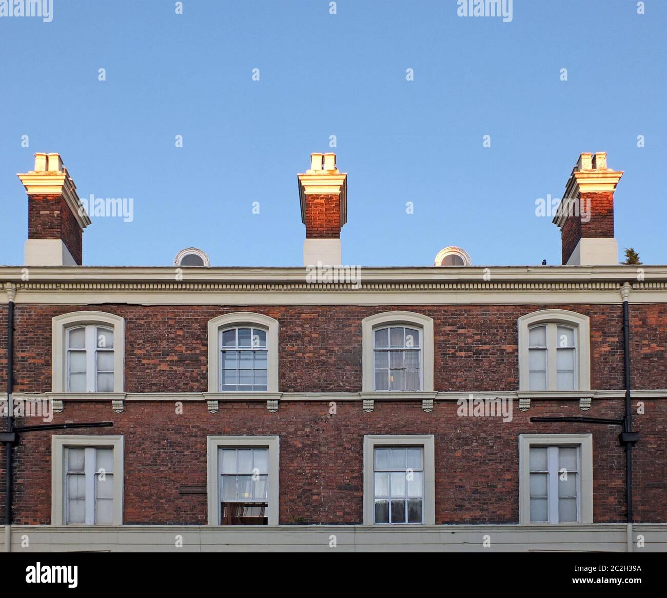 fenêtres et cheminées sur une rangée de maisons anglaises élégantes en briques du xviiie siècle à chester Banque D'Images